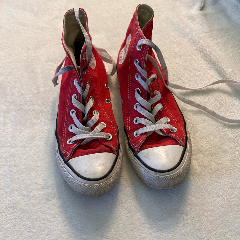 Red converse - Picture 2 of 5
